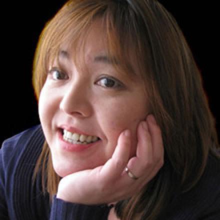 Yui Asano leaning on her hand